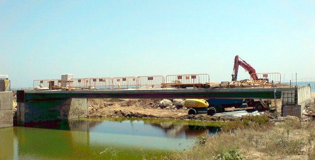 Estat de les obres de construcci del nou pont del passeig martim de Gav Mar sobre la Riera dels Canyars - fotografia publicada al blog BICI-VICI (6 de Juliol de 2010)